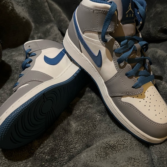 NIKE AIR JORDAN 1 MID GS - Picture 8 of 8